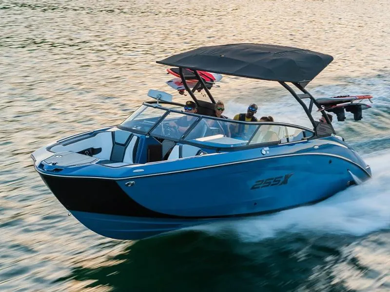 Yamaha 255XE cruising in Miami