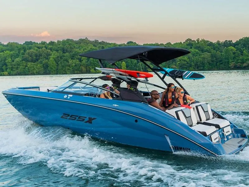 Yamaha 255XE cruising in Miami